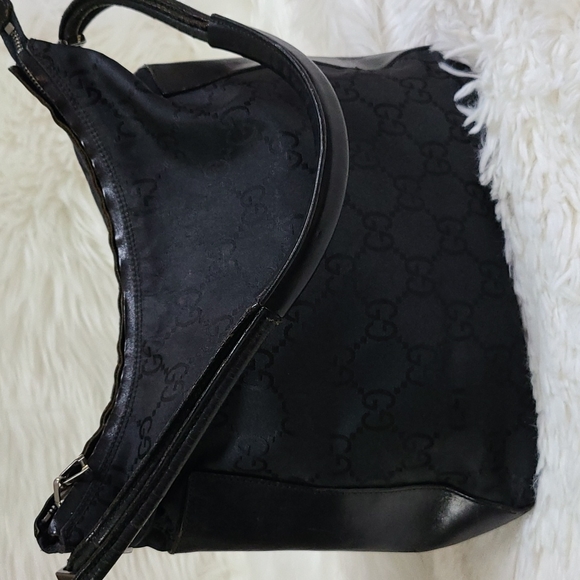 Gucci Handbags - 💯Authentic Gucci shoulder bag 🍀